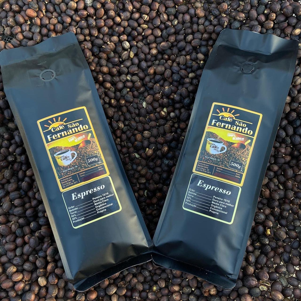 Pacotes de Café Espresso São Fernando sobre grãos de café