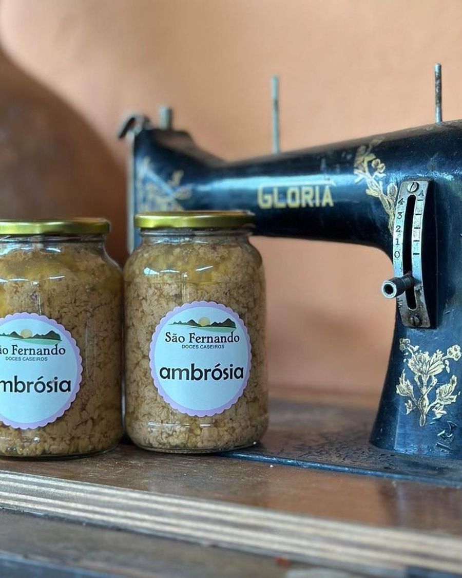 Dois potes de ambrosia ao lado de uma máquina de costura antiga