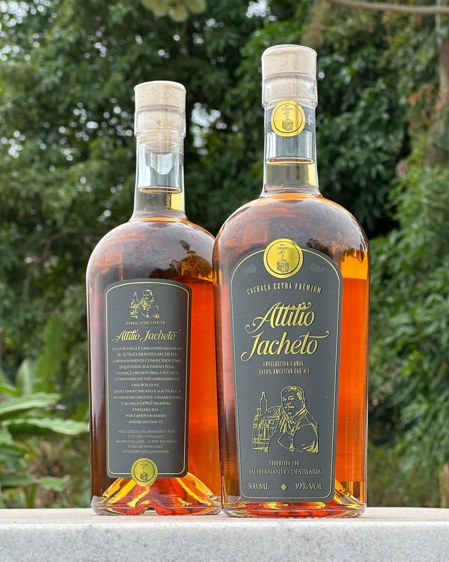Duas garrafas da cachaça Attilio Jacheto