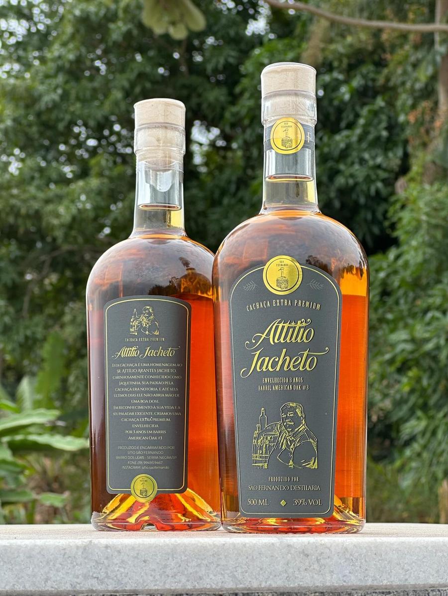 Duas garrafas da cachaça Attilio Jacheto