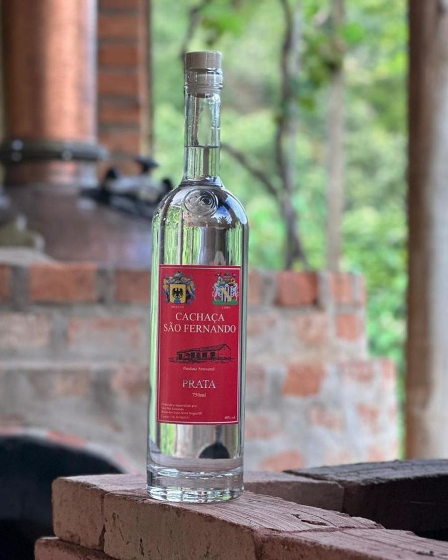 Garrafa de Cachaça Prata São Fernando diante do alambique
