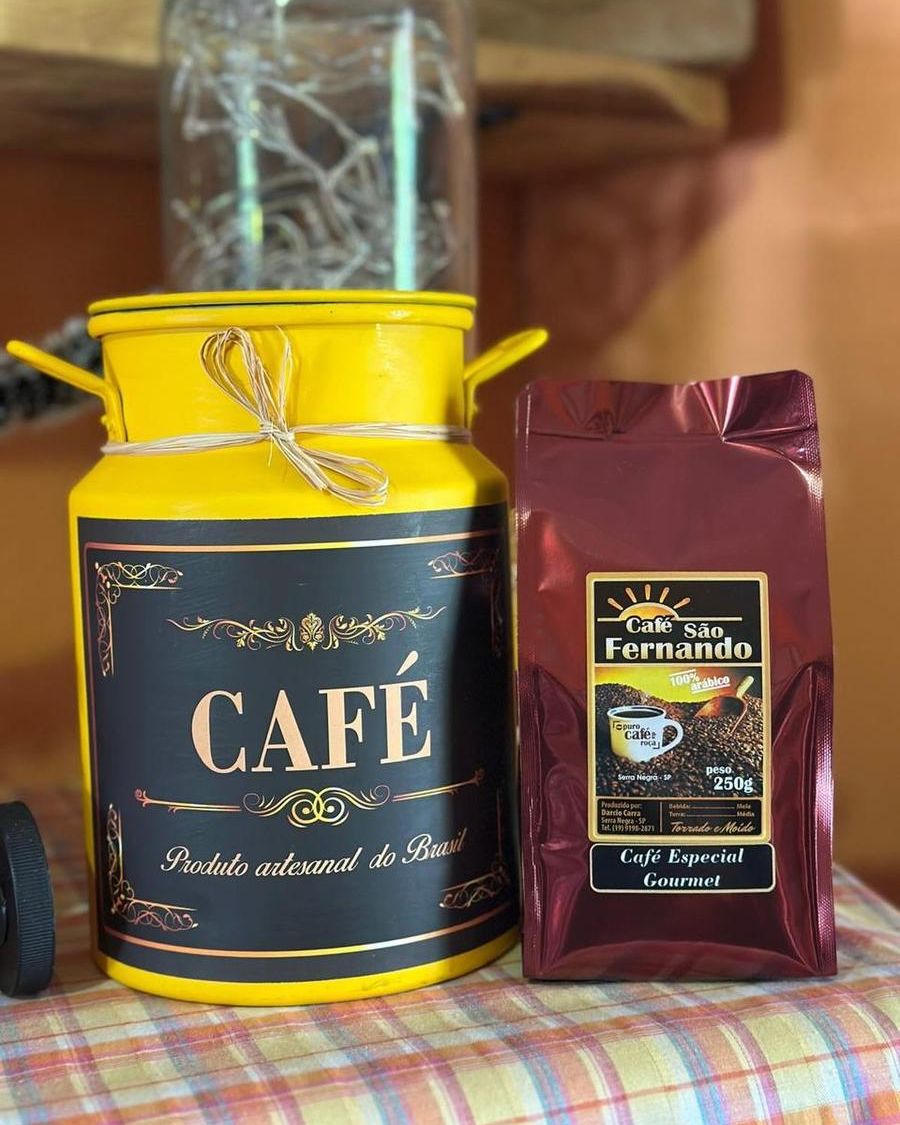 Pacote do Café Especial Gourmet São Fernando ao lado de uma lata de café