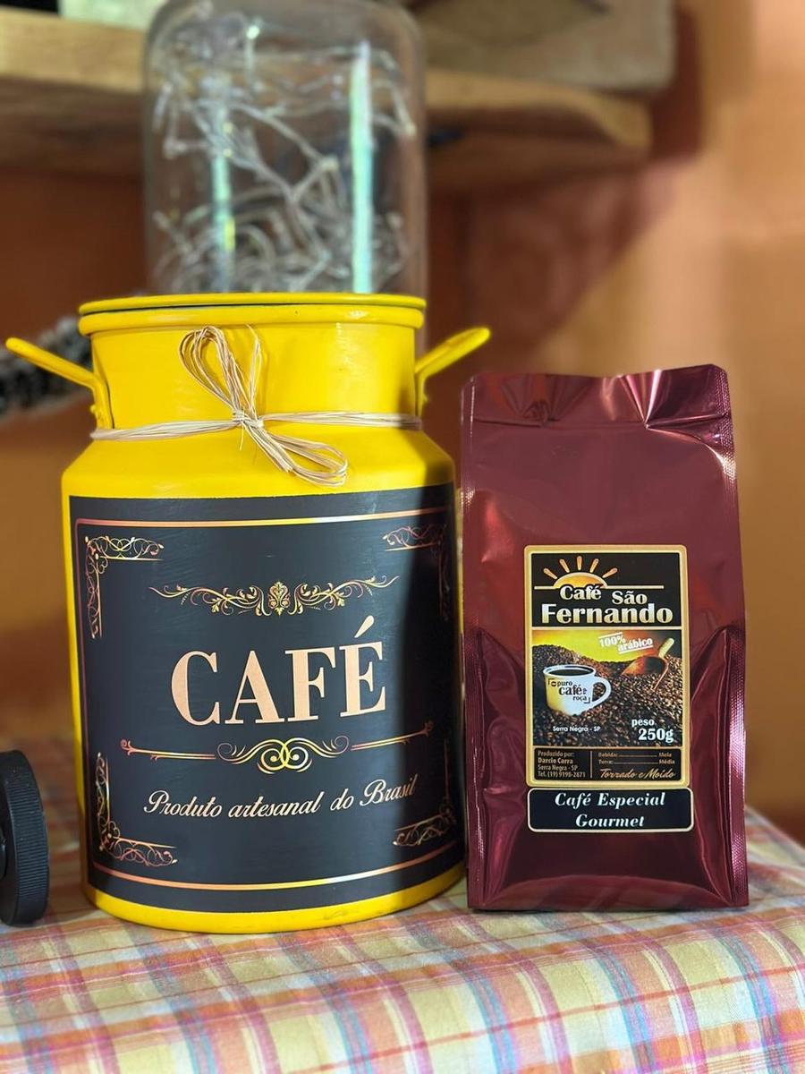 Pacote do Café Especial Gourmet São Fernando ao lado de uma lata de café