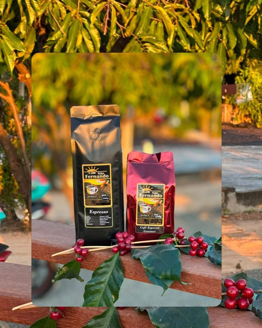 Pacotes de café São Fernando entre folhas de café