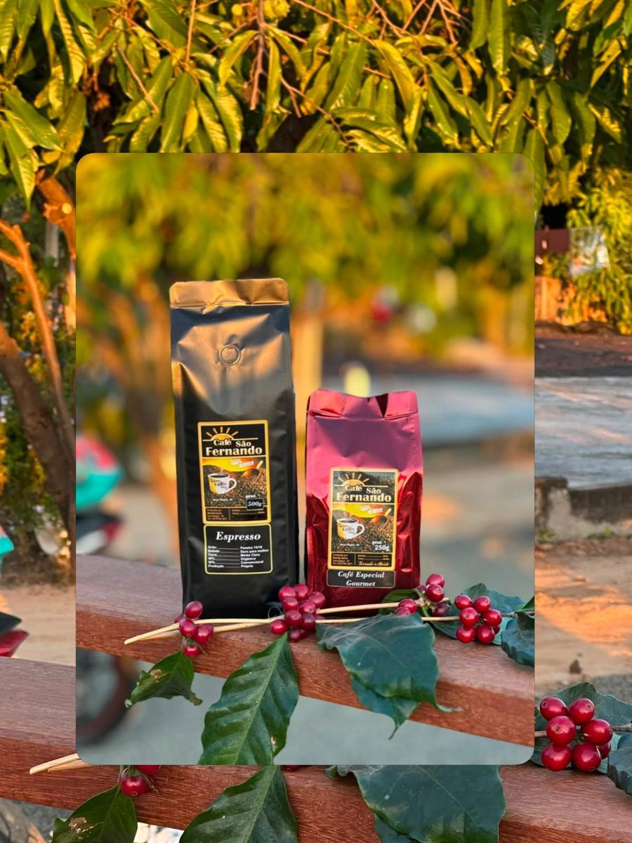 Pacotes de café São Fernando entre folhas de café