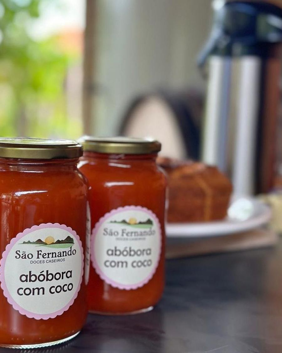 Dois potes de doce de abóbora com coco