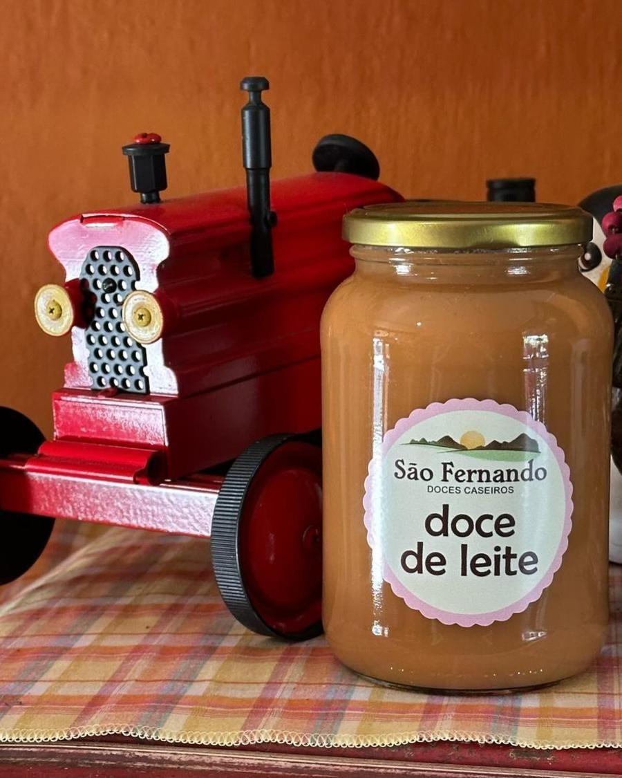 Pote de doce de leite São Fernando ao lado de um trator de brinquedo