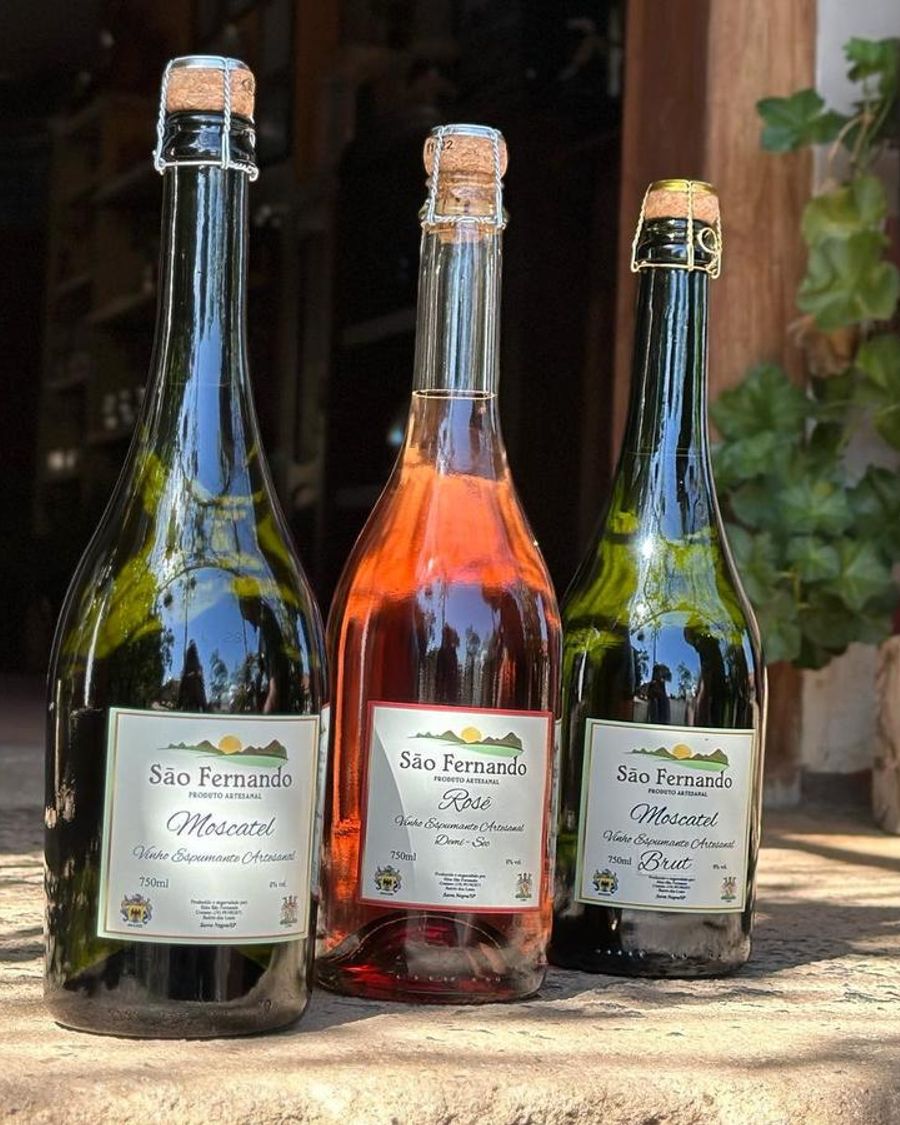Os três espumantes do sítio lado a lado: Moscatel, Rosé e Brut