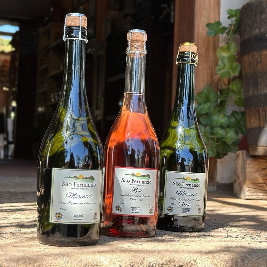 Os três espumantes do sítio lado a lado: Moscatel, Rosé e Brut