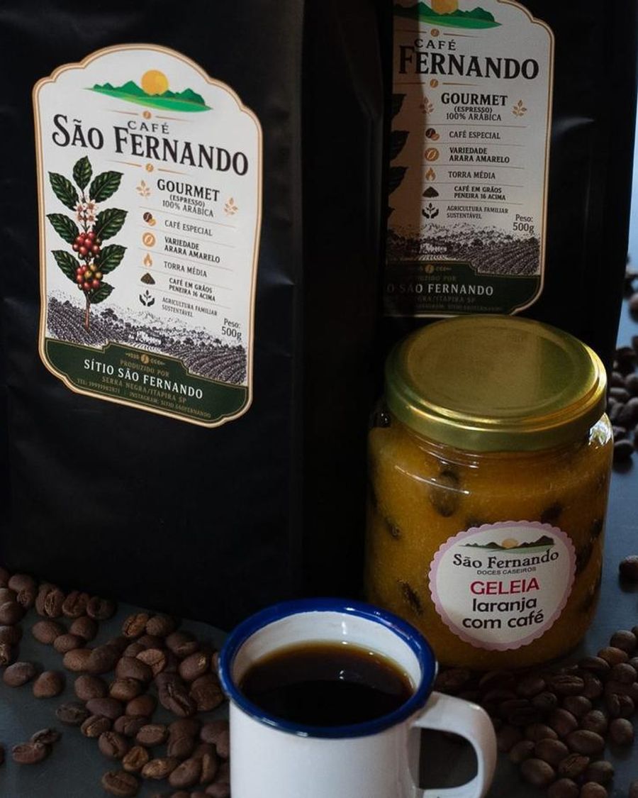 Pote de geleia de laranja com café ao lado de um pacote de café e grãos
