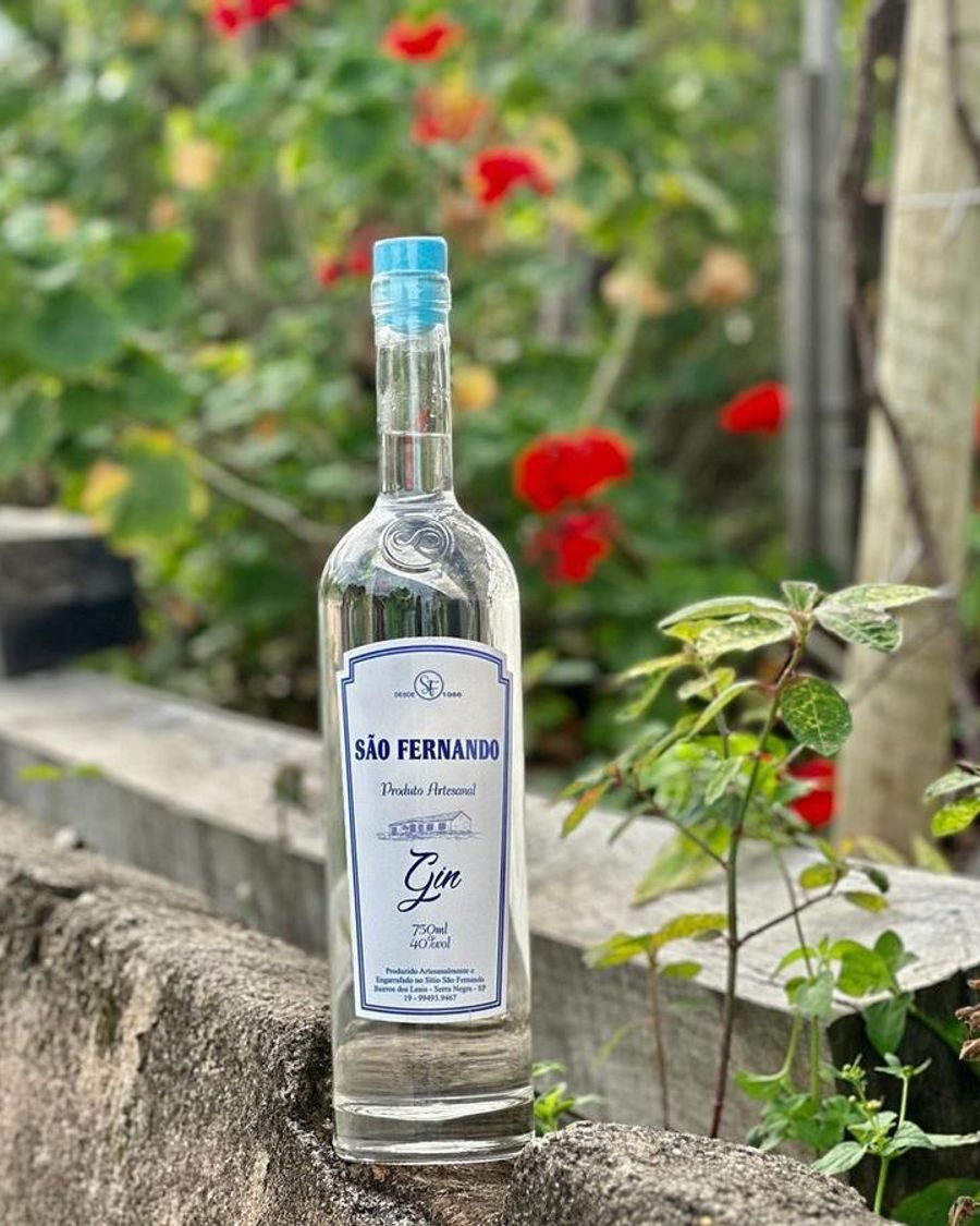 Garrafa de Gin São Fernando entre flores vermelhas