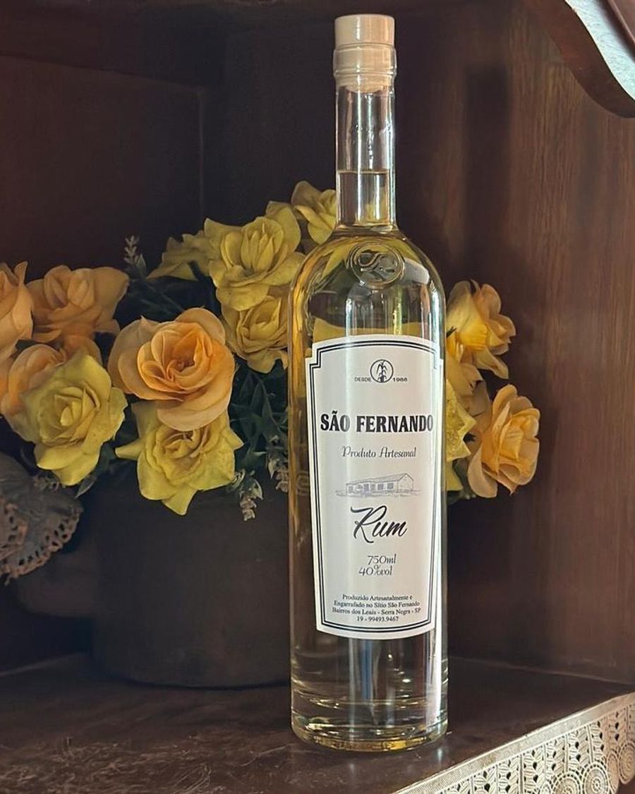 Garrafa de Rum São Fernando com rosas amarelas