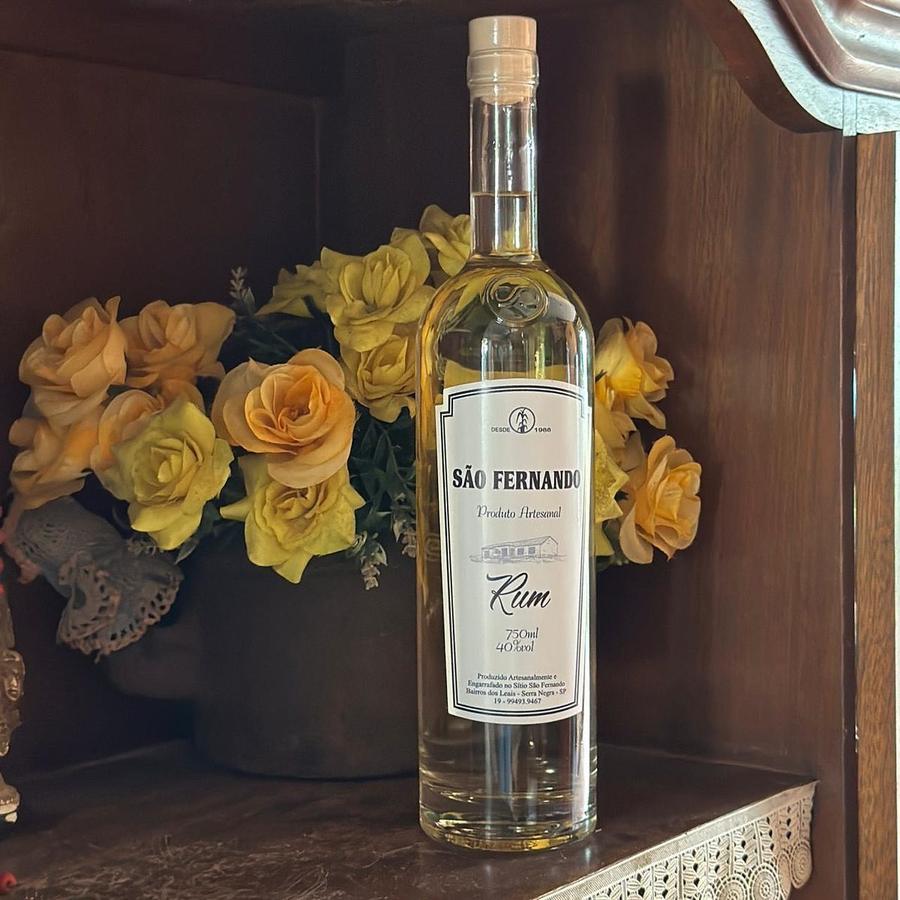Garrafa de Rum São Fernando com rosas amarelas