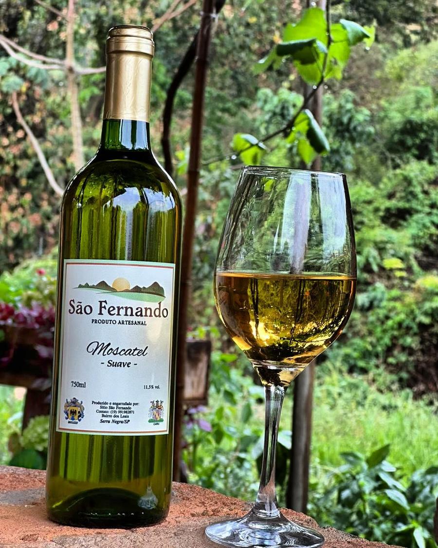 Garrafa e taça de Moscatel Suave São Fernando