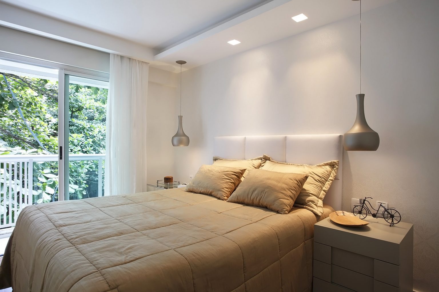 Quarto com forro de gesso rebaixado e spots embutidos